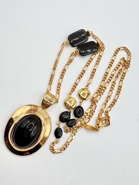 Vintage Worthington Figaro Chain Station Necklace Black Lucite Pendant Gold Tone